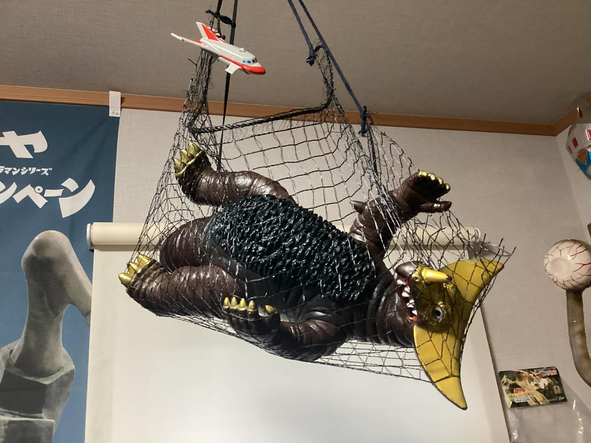 何となく 博物館に ゴモラを吊るしました。(^.^) ウルトラマン 第26話