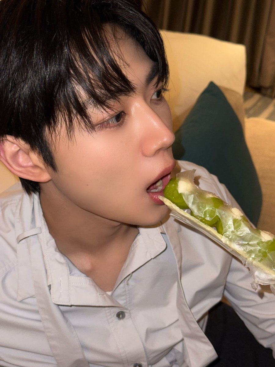 TPST_twt's tweet photo. [#형섭] 이게 그렇게 핫한거라며?🍇🍭 https://t.co/6Hp6rMrzTD