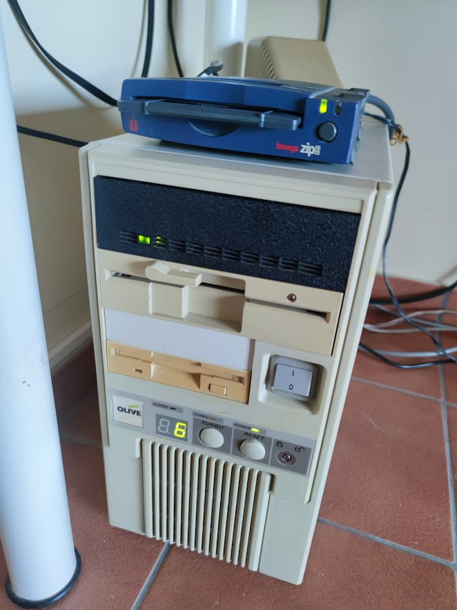 RetroCGA's tweet photo. @TechOperator Still working (and reading disks) nowadays 😍😍 https://t.co/PayNPgyh2E