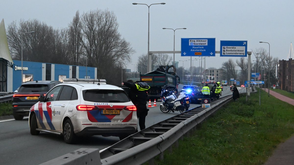File op N242 in Alkmaar door botsing