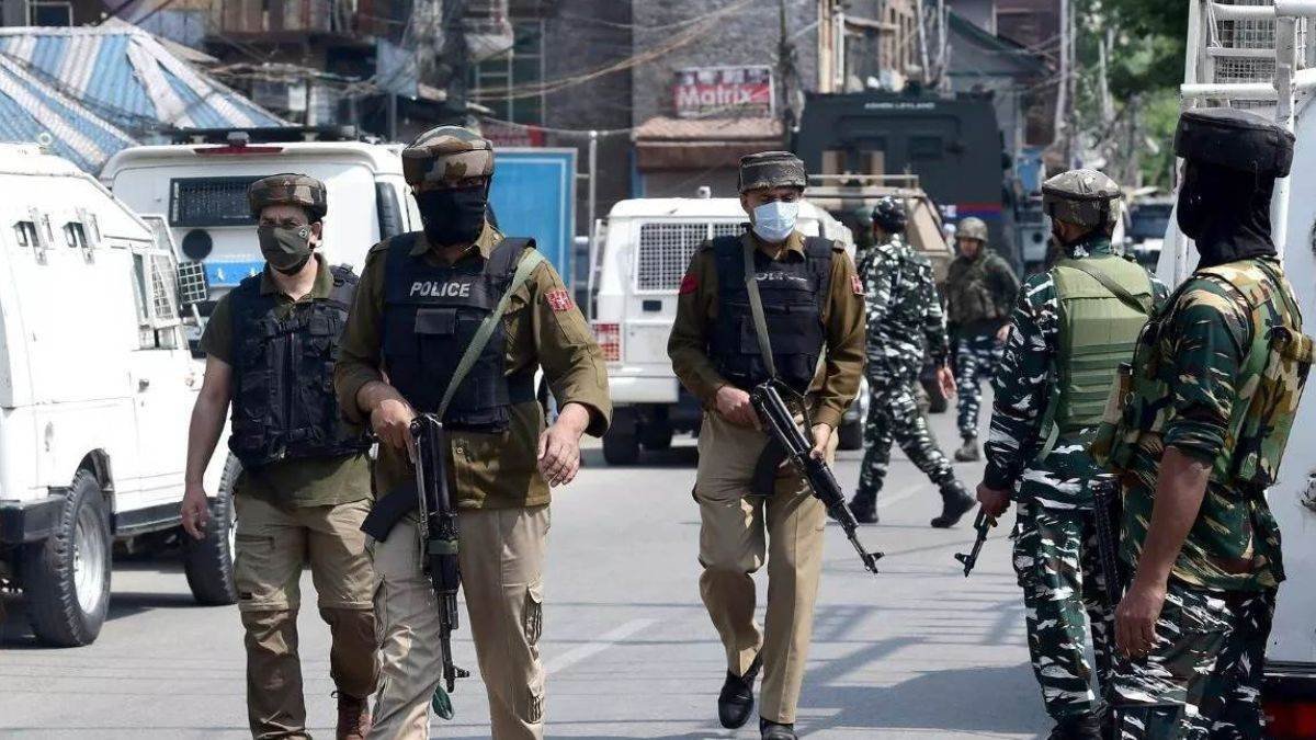 naaz_mahar's tweet photo. #BREAKING | Jammu and Kashmir Police, along with other security agencies, launched a massive crackdown against Over Ground Workers (#OGWs) across the Kashmir Valley to dismantle terror support networks. @RDXThinksThat @vipul2777 @bdun53 @SouleFacts @megirish2001 @Prithvi10_ https://t.co/Tsn6oAxrhL