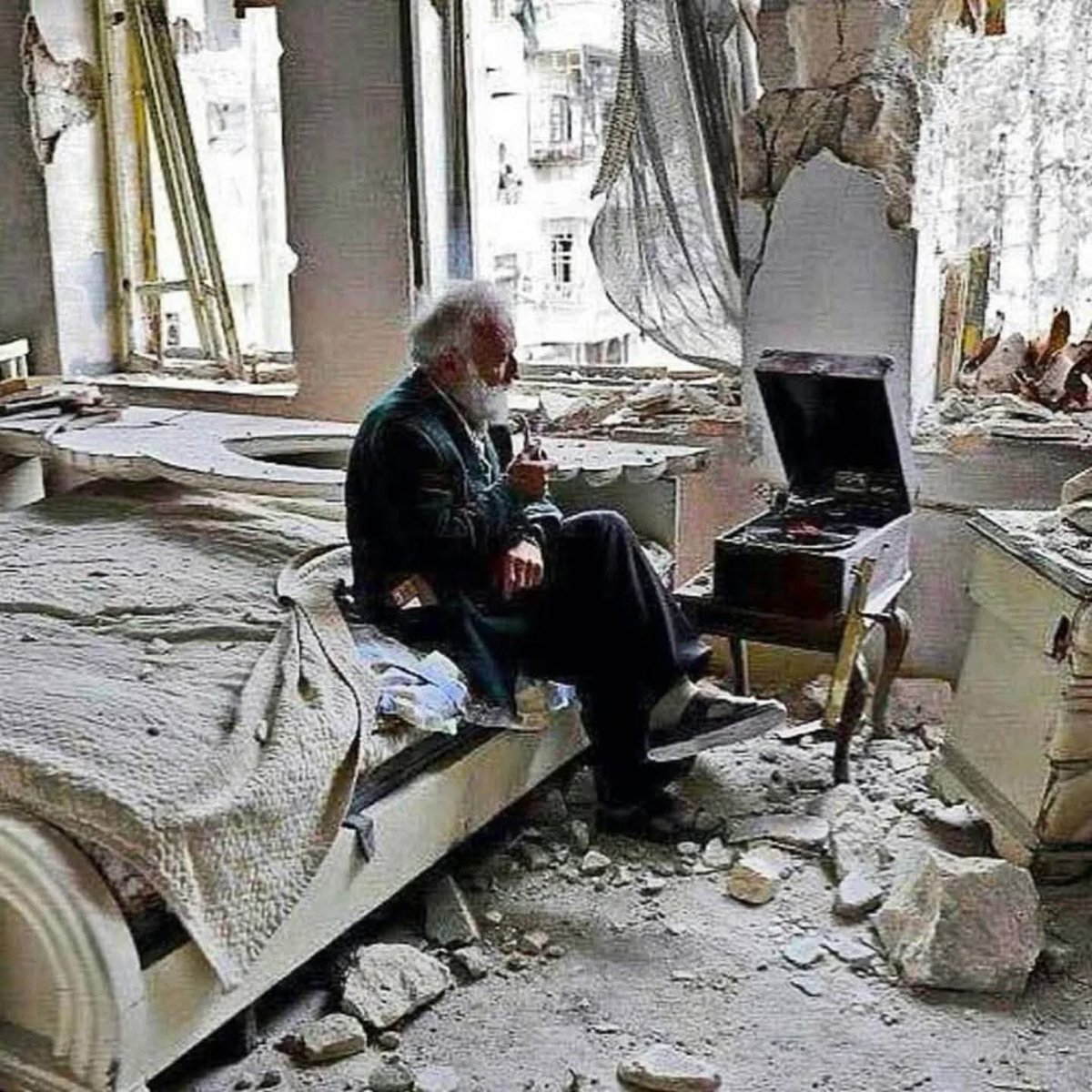 Kırılmış kızılcık dalı…

Ülke kahırlar içinde inletilirken oturdum ceviz ağacının altına, masala tanıklık ediyorum.

Öyle bir zaman ki çiçekli bahçeler meyveye durdu, gökyüzü ağladıkça ağaç köklerinde sevinçler çoğalıyor.

Şu karşı yamaçtaki kızıllık bir kiraz ormanıdır, yanında