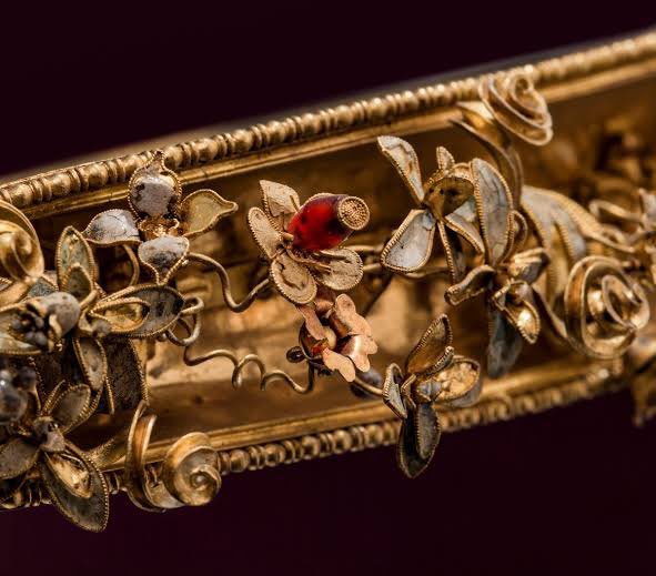 Merveille de l’art grec, ce diadème en or fut retrouvé dans le tombeau d’une jeune aristocrate daunienne. L’orfèvre, probablement tarentin, réalisa pour sa cliente une composition florale raffinée en un bandeau fait de baies, de feuilles et de fleurs rehaussées d’émaux, de