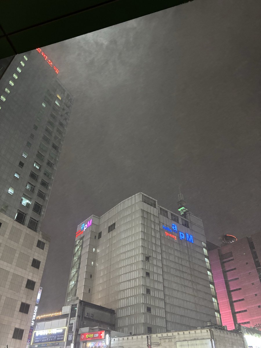 ちょっと弾丸旅行してきました。
韓国にて初雪⛄️
帰ってきて日本って暖かいんだな…と実感しました。

今年の遊び尽くしイベントは終わったので今日からまたペン入れです✨✒️
もうすぐ年末年始。
皆様もお休みに向けて仕事頑張って下さい😊