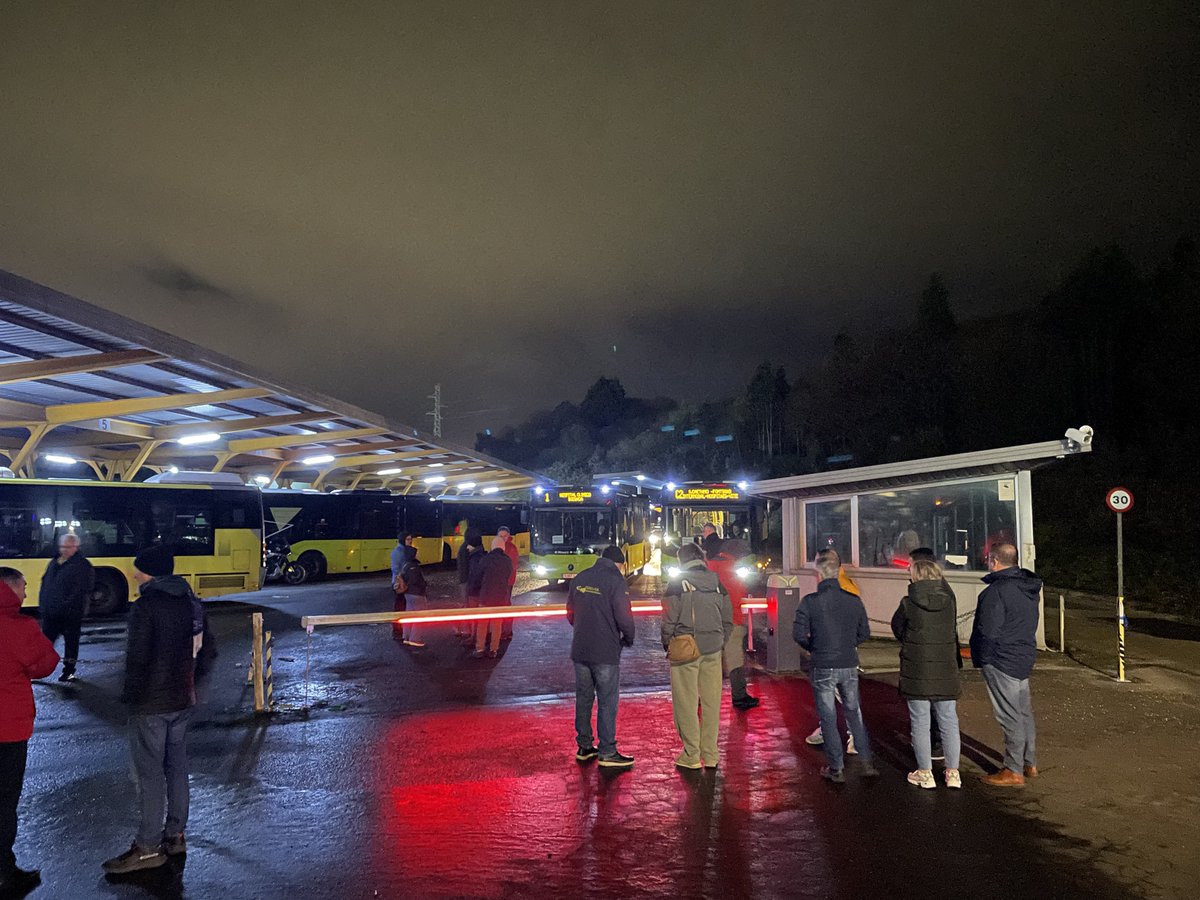 Nova xornada de folga de transportes da provincia de A Coruña. Os piquetes impediron a saída dos servizos mínimos establecidos, a primeira hora.  Varias persoas romperon un cristal dianteiro do servizo mínimo establecido da liña 7, retirando por tanto o servizo. <a href="/PazodeRaxoi/">Concello de Santiago</a>