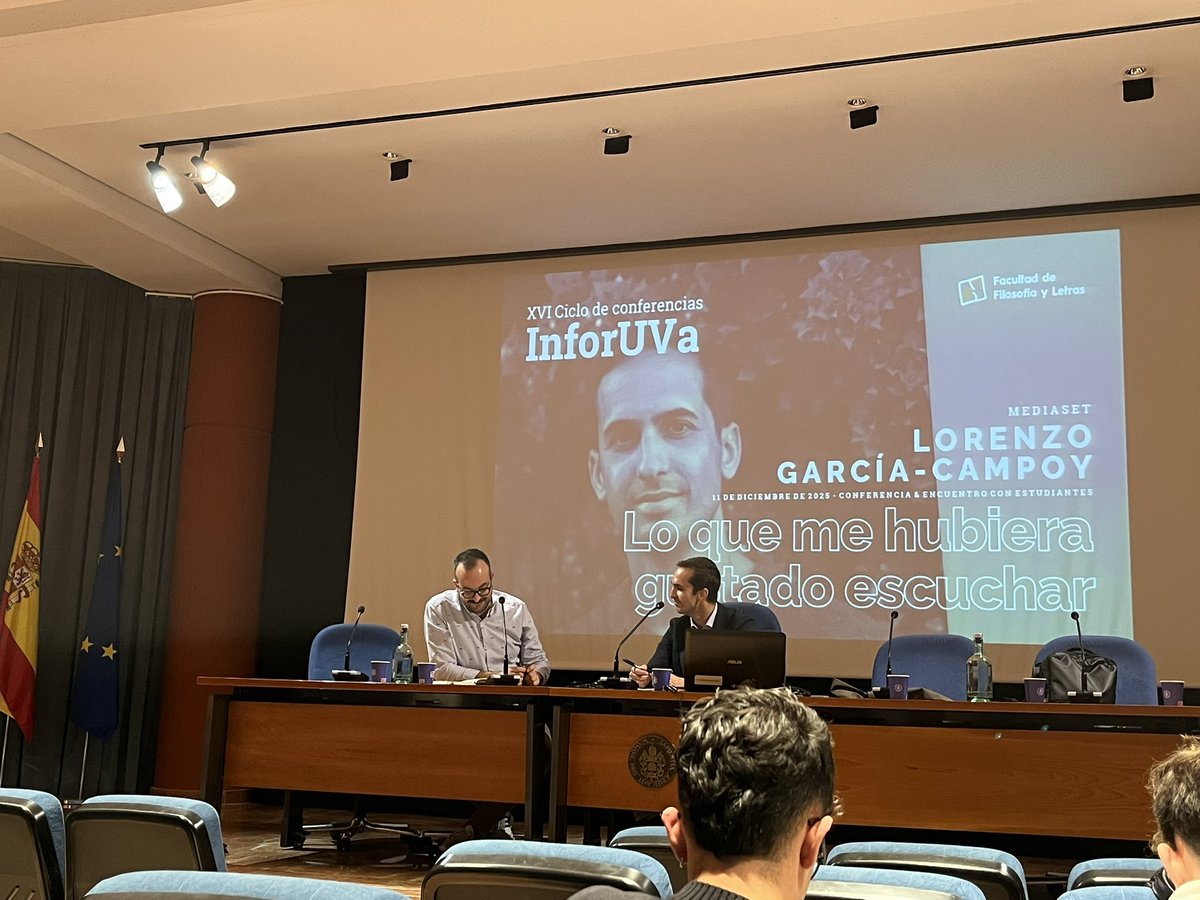 MATE0211's tweet photo. "La actitud os va a ayudar mucho en el mundo profesional ".
Hoy nos encontramos con @lorenzogcampoy en el ciclo de conferencias de la @UVa_es, ofreciendo una charla sobre aquello que nos gustaría saber antes de incorporarse al mundo laboral como periodista.

#EstructuraMEDIOS https://t.co/WXKDkcSzVM