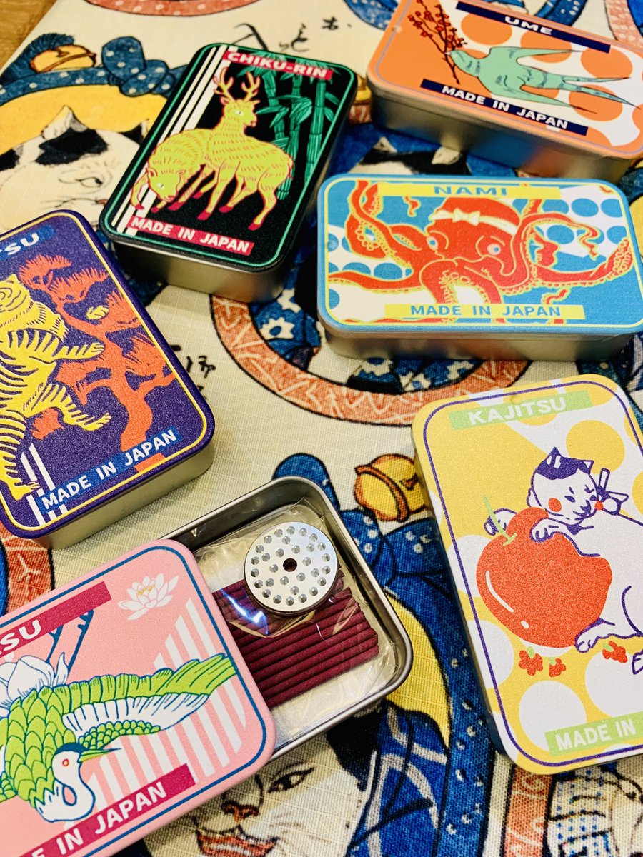 カラフルでレトロな和柄が目を引くマッチ箱のようなアルミ缶に入った棒