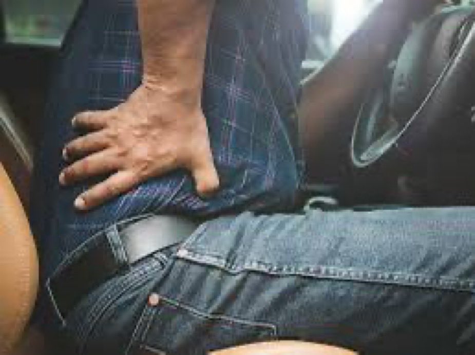 DrSaadAlomar's tweet image. 🚘🛞 عندك ألم في اسفل ظهرك مرتبطة بسياقة السيارة لفترة طويلة؟ الوضعية الخطأ والاهتزازات الناتجة عن القيادة ممكن تسبب ضغط على العمود الفقري وإجهاد للعضلات وهذا يسبب ألم في أسفل الظهر

#كايروبراكتك 
#Chiropractic