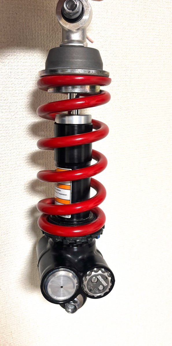 zx-4rr の純正サスペンションの塗装が完了しました。 リンクも届いた