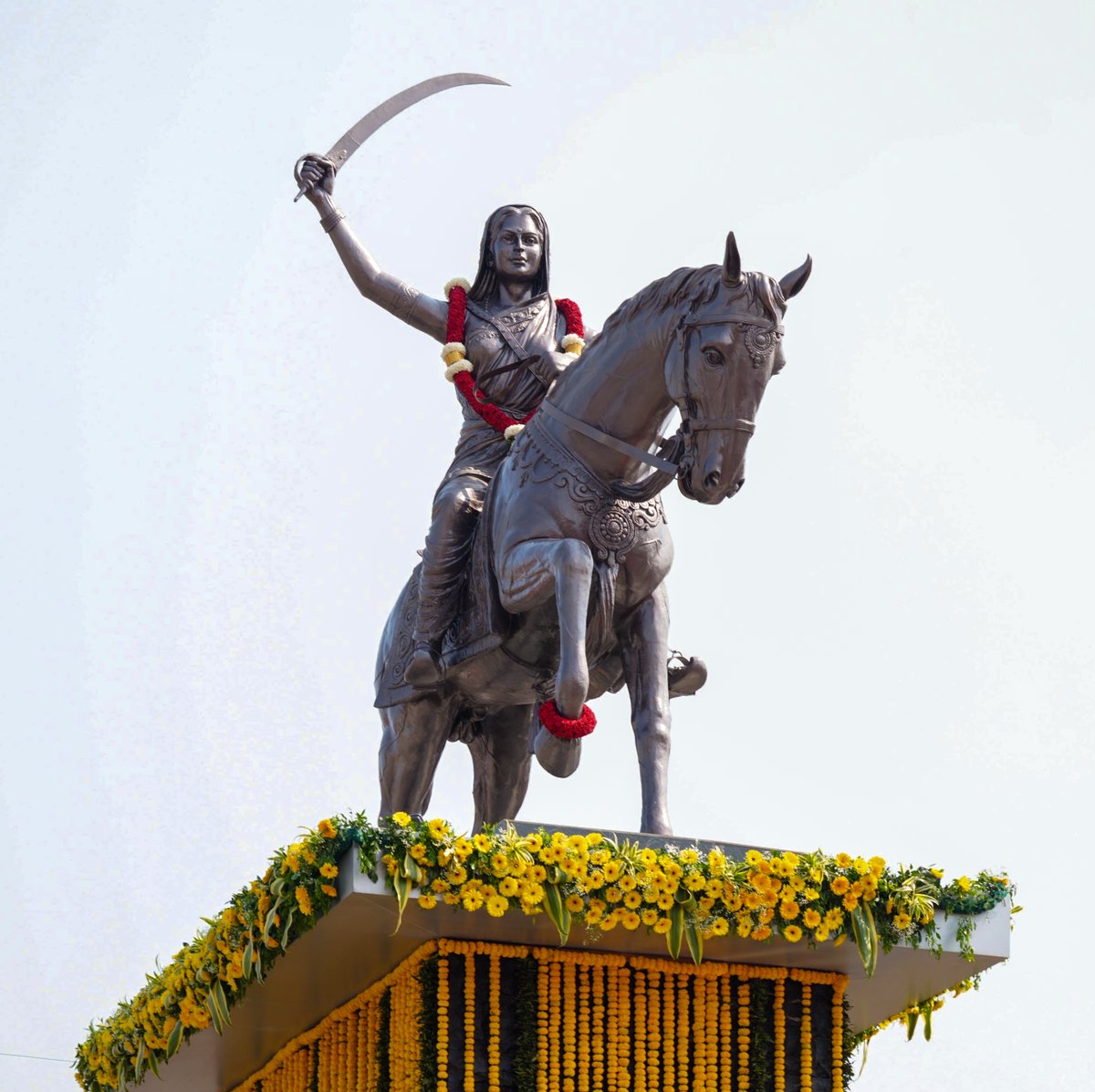 CMOMaharashtra's tweet image. 🚩 मुख्यमंत्री देवेंद्र फडणवीस यांनी सांगली येथील पुण्यश्लोक राजमाता अहिल्यादेवी होळकर यांच्या अश्वारूढ पुतळ्याचे अनावरण केले. यावेळी मुख्यमंत्री फडणवीस यांनी पुण्यश्लोक अहिल्यादेवी होळकर यांच्या पुतळ्याला विनम्र अभिवादन देखील केले. 

🚩 मुख्यमंत्री देवेंद्र फडणवीस इन्होंने…