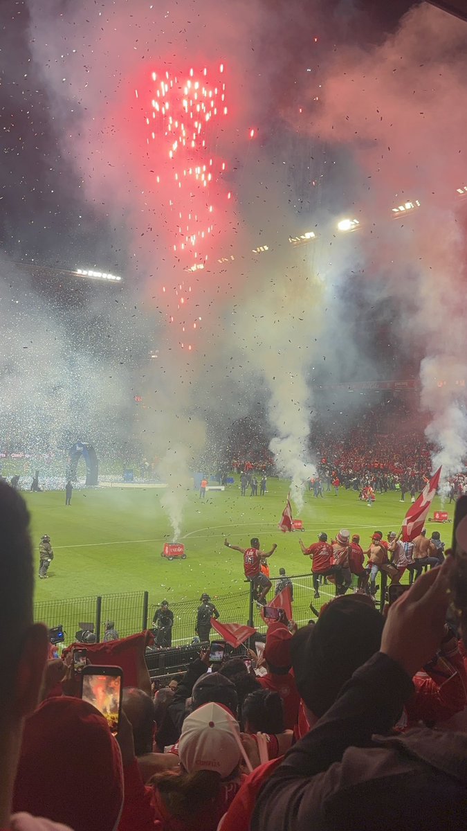 danielmtz_____'s tweet image. Hay que cantar con más fuerza si vamos perdiendo!!! A eso se llama cabrones tener sentimiento ❤️👹