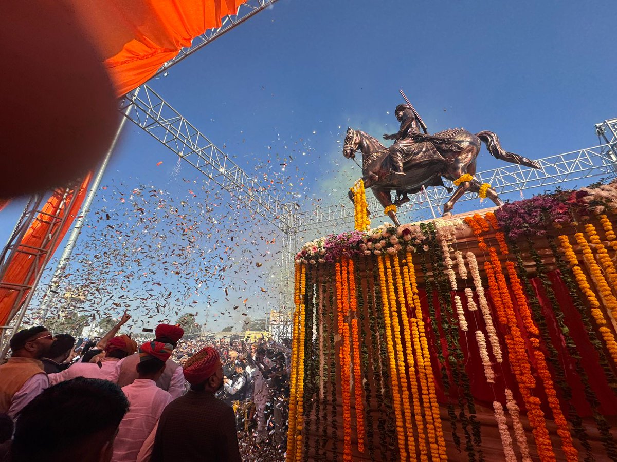 1971 के भारत-पाक युद्ध में सेना के साथ समाज सहयोगी की भूमिका के रूप में स्व. बलवंतसिंह बाखासर के अद्भुत योगदान को याद करने हेतु 13.12.25 को एकत्र जन सैलाब।
उस युद्ध में भारत ने छाछरो तक की जमीन जीत ली थी, लेकिन दुर्भाग्य से शिमला समझौते के रूप में हम टेबल पर हार गए।