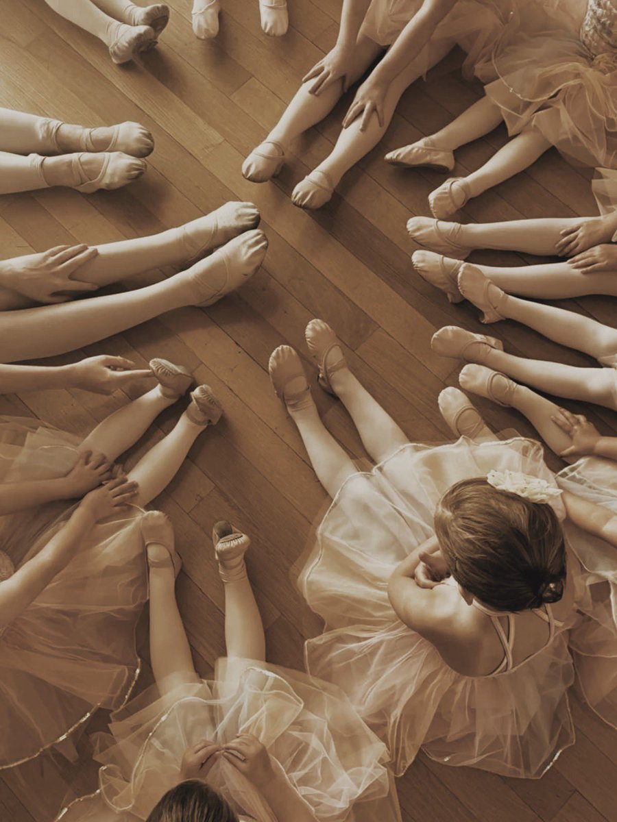 Akhirnya selesai juga kelas untuk pemula hari ini. 
Paling senang kalau mengajar anak anak usia segini, banyak celetukan yang menghibur.

Question of the day :
“Bu, emang bener kalau nari balet nanti kita bisa jadi Angsa?”