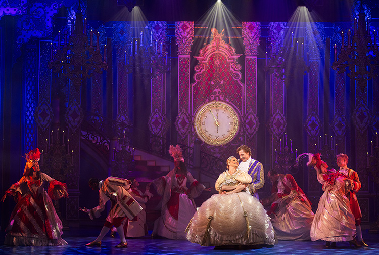 yeahlifestyle's tweet photo. There are #Christmas traditions such as putting up trees, singing carols, eating mince pies and then, there is the #panto @RegandVic #Theatre with @Jonny_Wilkes &amp; @KaiKaiOwen

#Review :👉https://t.co/YHfRUfjsCt [Ad-gifted]

#Staffordshire #StokeonTrent #pr #blogger #Influencers https://t.co/CnAmMp4SAA