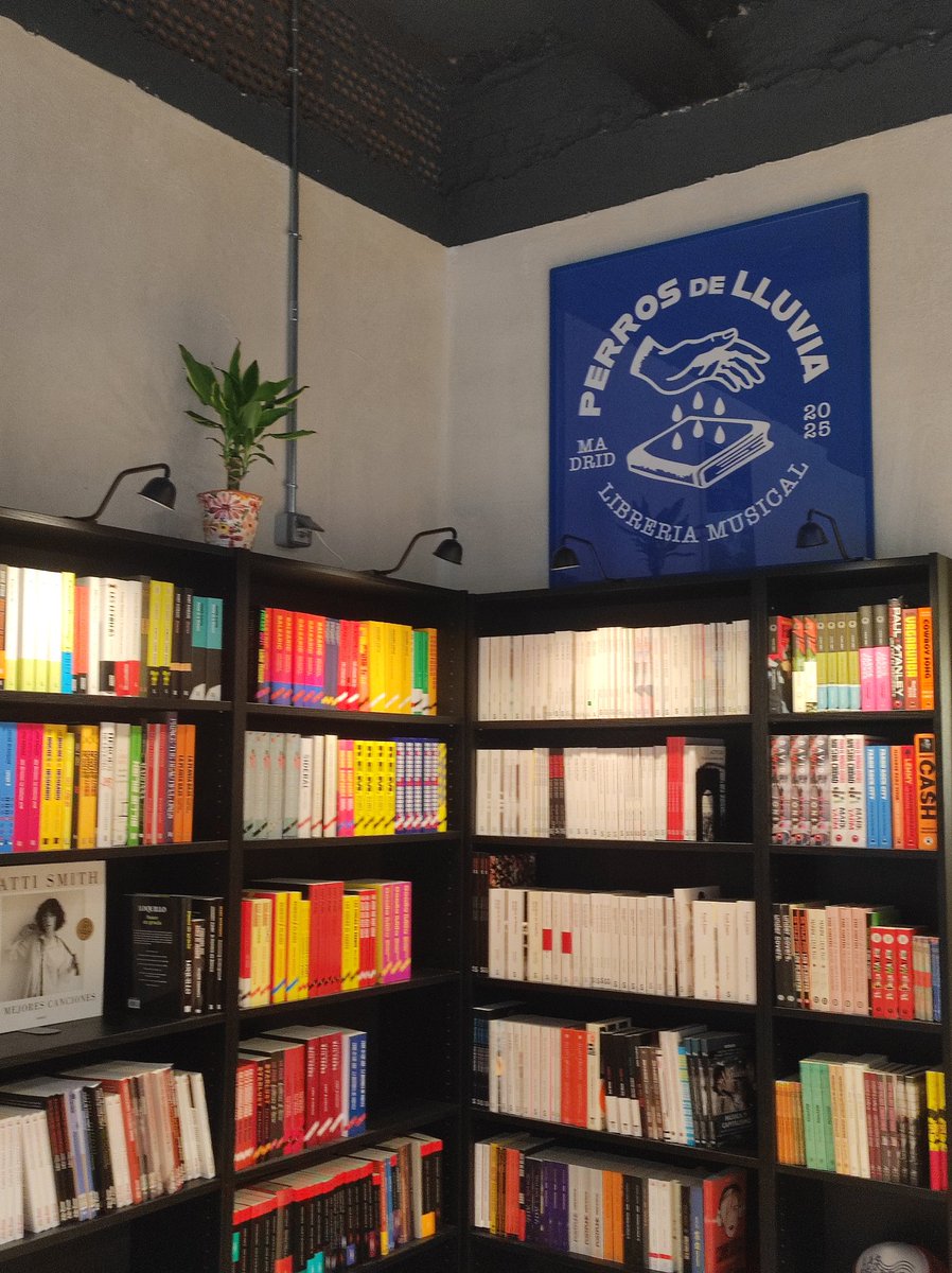 'Perros de lluvia' es una nueva librería especializada en música que acaba de abrir sus puertas en Lavapiés (C/ Sombrerería 1). 

Pasen, lean y escuchen.