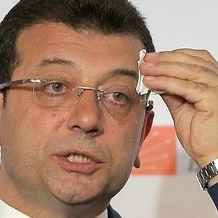 🔴Gazeteci Enver Aysever, Silivri'de Ekrem İmamoğlu'nun uzattığı eli "Çek kirli elini, ben hırsızların elini sıkmam" diyerek havada bıraktı:

🗣️Aysever:

Çek kirli elini hırsızların elini sıkmam.

🗣️İmamoğlu: 

Ne biçim konuşuyorsun lan

🗣️Aysever:

 O biçim konuşuyorum lan.