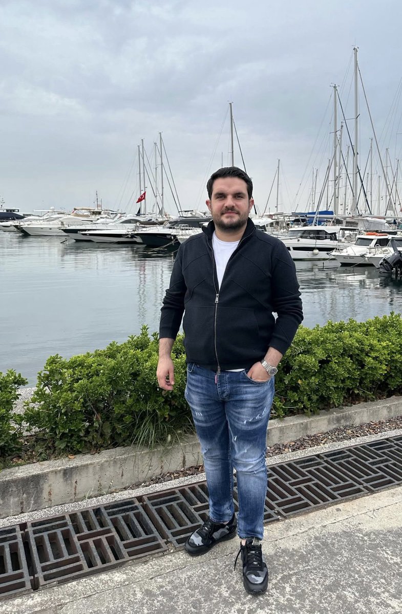 Bu hayatta inandığın yolda sağına soluna kim var diye
bakmadan yürüyeceksin, sabırlı ve şükürlü olacaksın.
Hiç kimse unutmasın ki:
Arkasız yiğitlerin arkası Allah'tır...