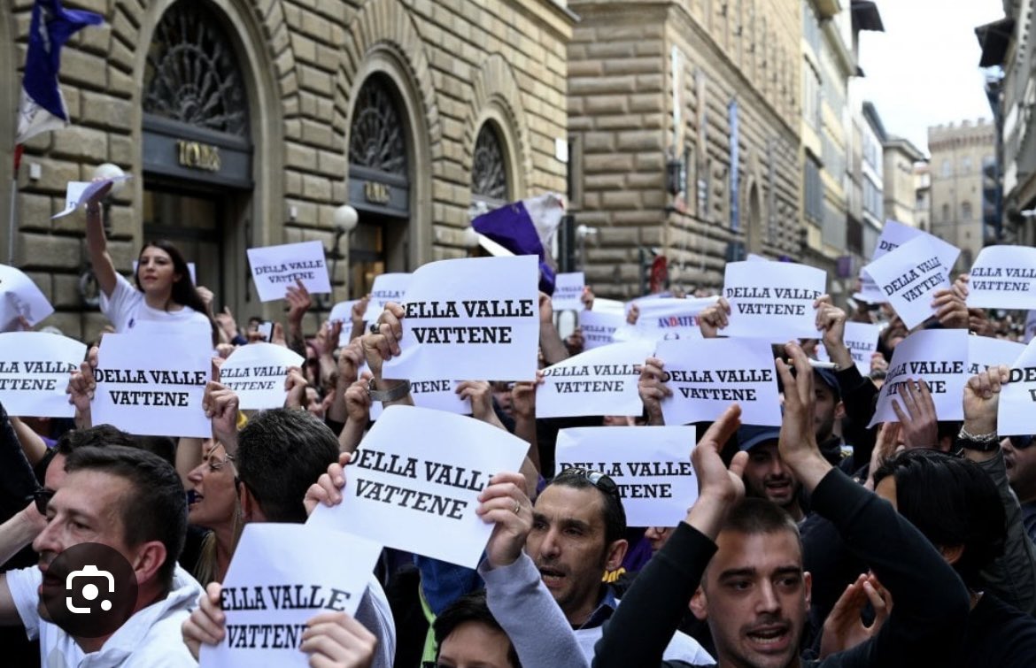 lamezzastagione's tweet photo. Alcune immagini in esclusiva della dura contestazione odierna al presidente della Fiorentina https://t.co/IR4O3Vj3Yk