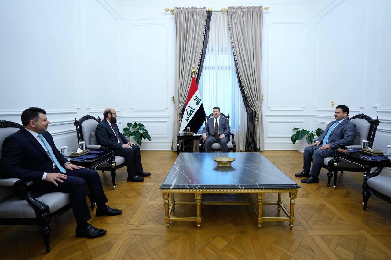 رئيس الوزراء العراقي محمد شياع السوداني يستقبل أمير الإيزديين في العراق والعالم حازم تحسين بيك. أشار السوداني خلال اللقاء إلى التزام الحكومة برعاية أبناء المكون الإيزدي وبقية المكونات الأخرى ودعم حقوقهم وإعادة تأهيل مناطقهم عبر إقامة المشاريع وتأمين عودة النازحين 