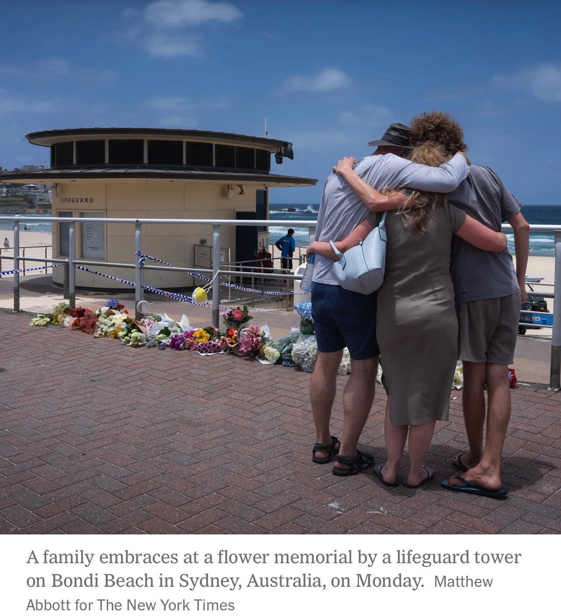 EstherBenbassa's tweet image. Terrible #massacre antisémite le premier jour de la fête juive de #Hanouka en #Australie, un pays qui, depuis deux ans, fait face a une vague inédite de violences antijuives. 16 morts (dont un des deux terroristes), une quarantaine de blessés. Les deux attaquants sont musulmans.