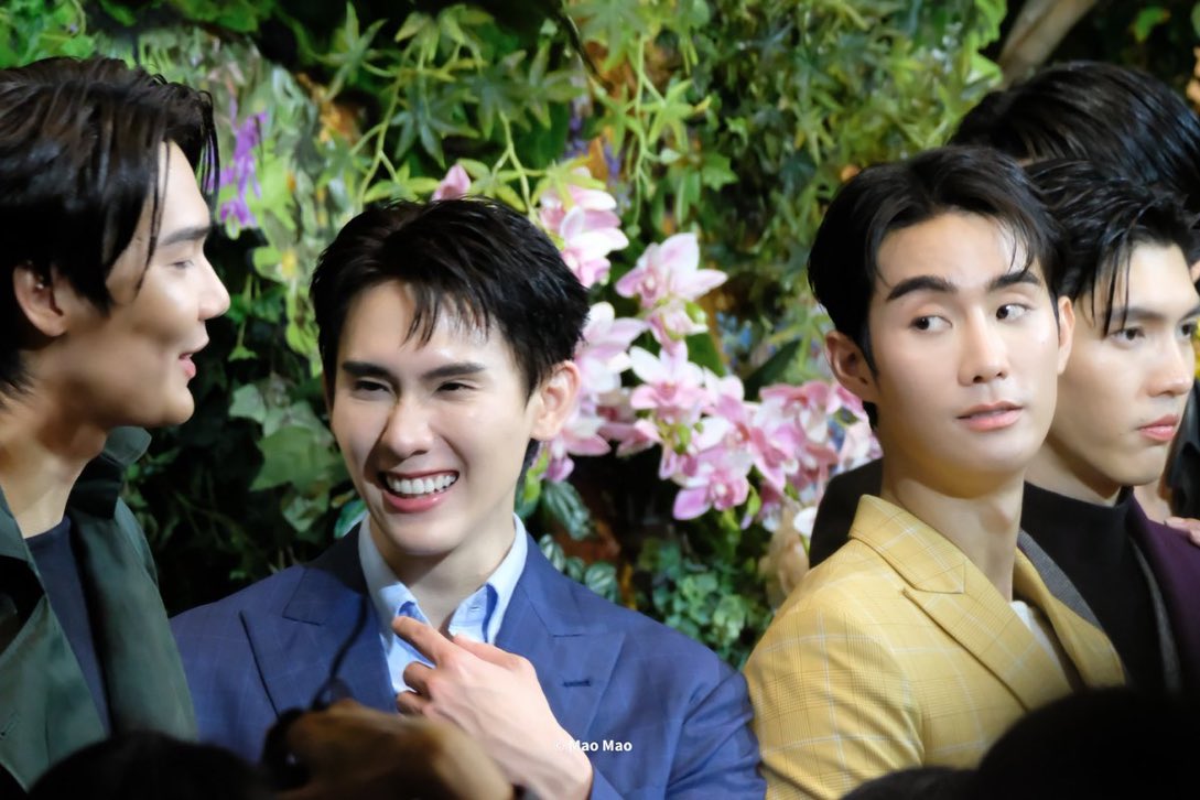 หน้าทามไลน์ ดิวบุ๊ค                         ฟอสที่ส่องอยู่