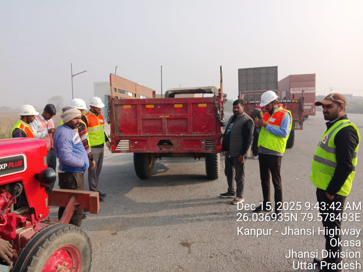 पीआईयू झांसी द्वारा उसाका टोल प्लाजा पर सभी तरह के वाहनों पर रिफ्लेक्टिव टेप लगाया गया ताकि राष्ट्रीय राजमार्गों पर सफर कर रहे यात्री कोहरे के समय खुद भी सुरक्षित रहें और दूसरों को भी रखने में मदद करें। 
#NHAI #BuildingANation #SafeDriving #WinterDrivingtips #RoadSafety #MORTH