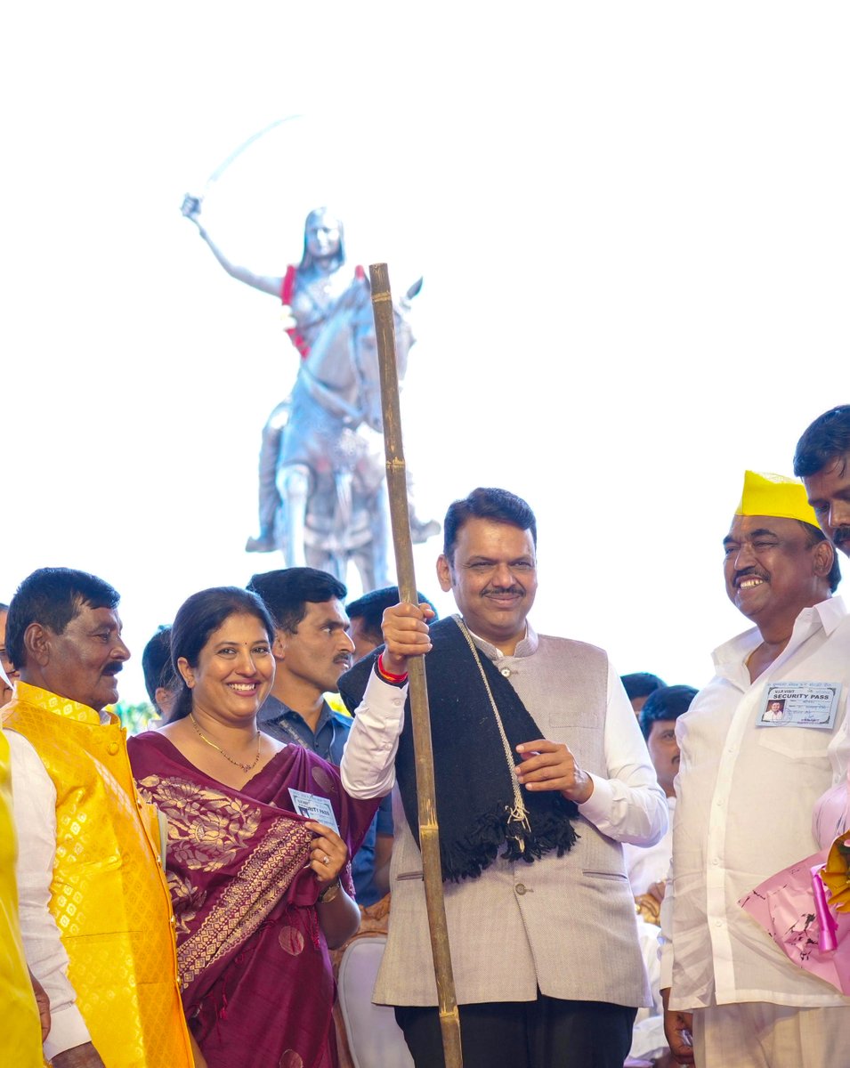 CMOMaharashtra's tweet image. 🔸 Unveiling of the Ashwarudh statue of Punyashlok Rajamata Ahilyadevi Holkar and Bhoomipujan (Online) of 5 new 33/11 kV substations of Mahavitaran at the hands of CM Devendra Fadnavis.
Minister Chandrakant Patil, MLA Gopichand Padalkar, MLA Satyajit Deshmukh and other…