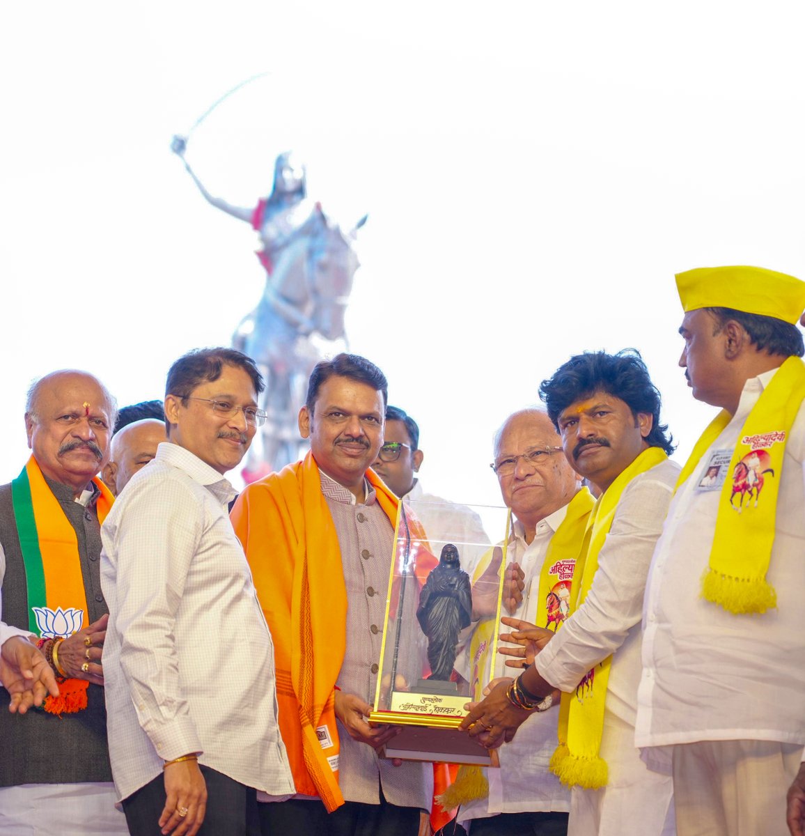 CMOMaharashtra's tweet image. 🔸 Unveiling of the Ashwarudh statue of Punyashlok Rajamata Ahilyadevi Holkar and Bhoomipujan (Online) of 5 new 33/11 kV substations of Mahavitaran at the hands of CM Devendra Fadnavis.
Minister Chandrakant Patil, MLA Gopichand Padalkar, MLA Satyajit Deshmukh and other…
