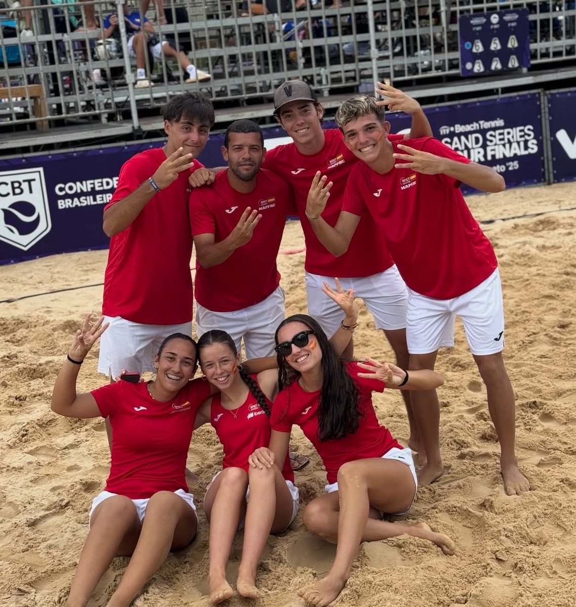 🏆 Ariadna Costa, Gerard Rodríguez i Carles Vicens (capità) han fet història al Mundial de Tennis Platja, proclamant-se campions del Món després de superar en la final a Brasil. 

🥉 En la categoria Júnior, bronze per als catalans Clàudia Casas i Áxel González. 

Enhorabona!!! 👏🏻