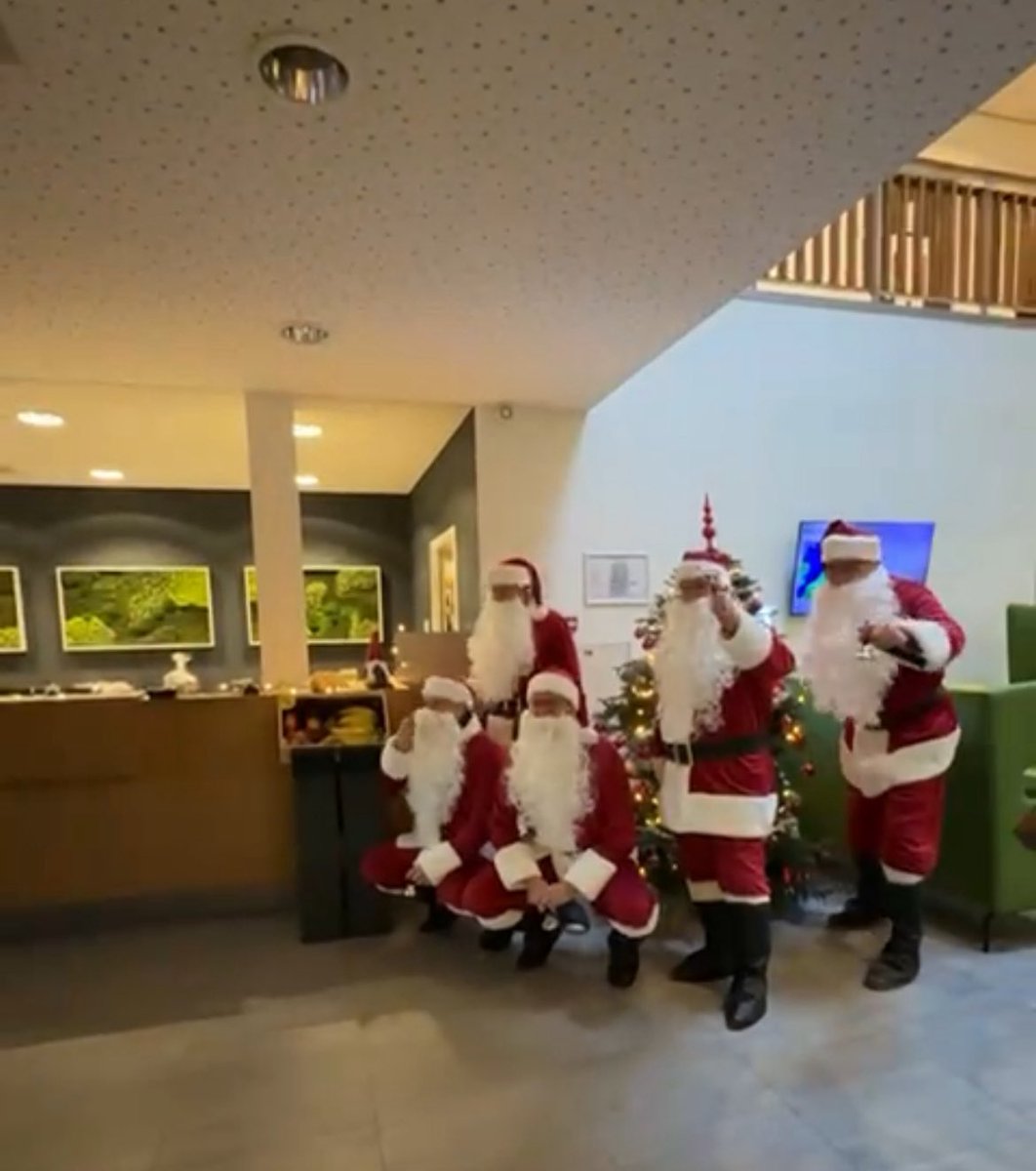 Tijd om onze toppers op de bouw in het zonnetje te zetten. Vandaag bezoeken we de bouwplaatsen en brengen we 900 oliebollen rond! <a href="/VanWijnenGroep/">Van Wijnen</a>
