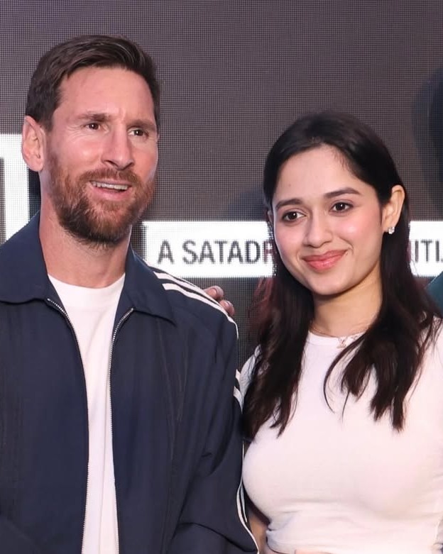 aajtak's tweet photo. फुटबॉलर Lionel Messi से मिले सोशल मीडिया सेंसेशन Elvish Yadav और Jannat Zubair, 

तस्वीरें शेयर करते हुए लिखा: We met Messi!! What an amazing day✨ Welcome to India 🇮🇳 So much love❤️

#LionelMessi #ElvishYadav #JannatZubair #ATPhotoblog #AajTakSocial https://t.co/LHrdSBtRH1