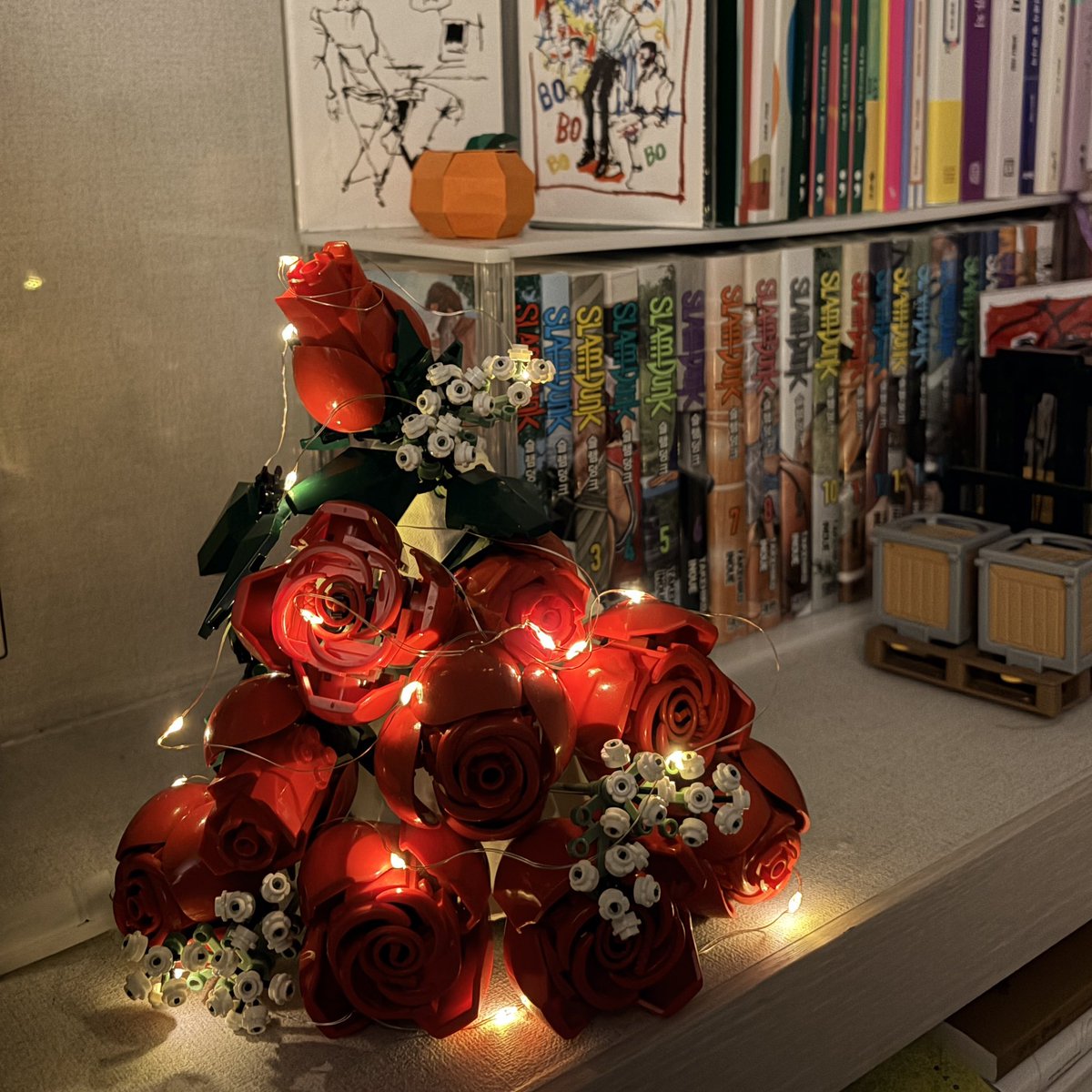 올해 품절이라는 소식에 
한층 소중해진 레고 트리 1
                                               장미 꽃다발 레고를
                                               재조합해서 트리 2