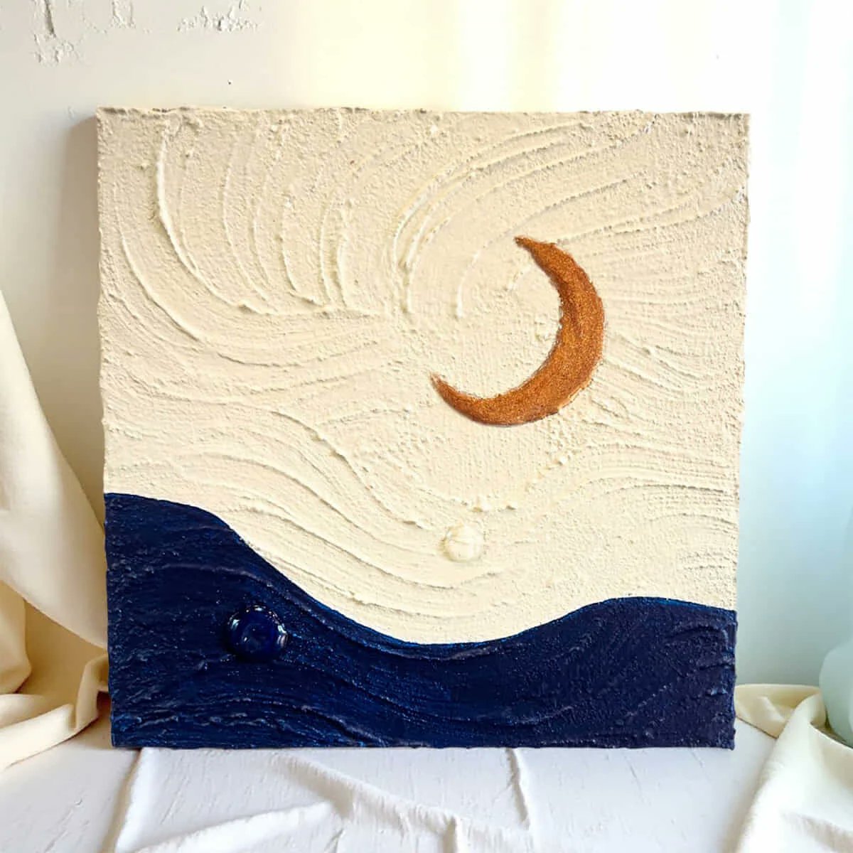 ✨ new 本日掲載開始 ✨ 夜の静寂の中、やわらかな三日月が漂う