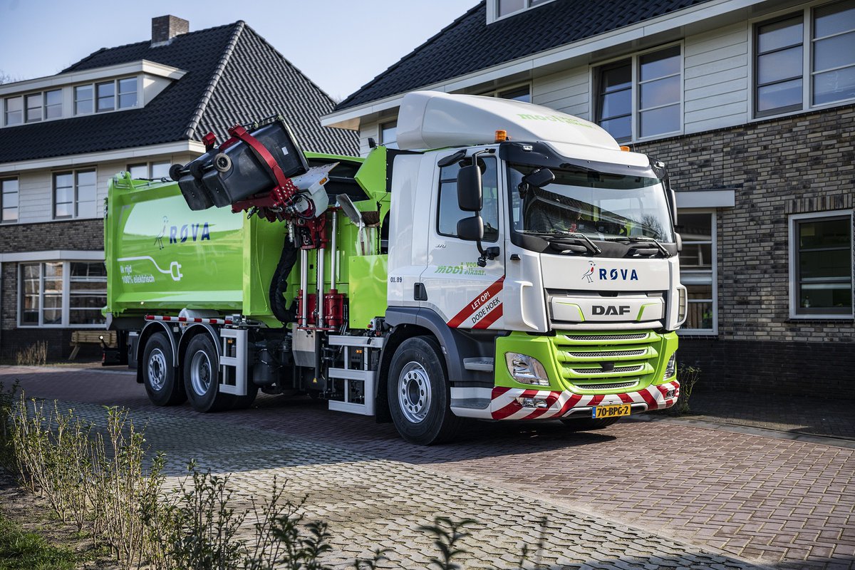 ROVA's tweet image. Op beide kerstdagen en op nieuwjaarsdag worden geen afval en grondstoffen ingezameld. De containers worden op een andere dag geleegd. Houd rekening met de volgende wijzigingen: obi41.nl/58764bja