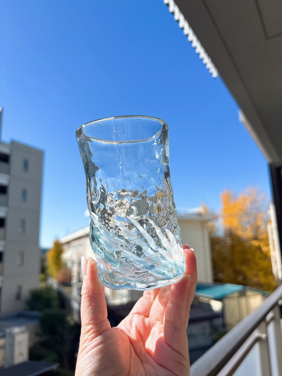 sho_desyo_aki's tweet photo. 11日にグラス作り体験したのが
もう届いた📦
グルグル巻きかと思ったら
アマゾン方式で無事👍
空がとってもキレイだったから
朝日にかざしてみたよ☀️
キラキラして綺麗✨️
飲み口はわりと手作り感満載ww
紫耀くんもきっと
お家にあるよねー🤭ｵｿﾛ♥️
#燈人 さんありがとうございました
#沖縄大好き https://t.co/WgDp3yAfJc