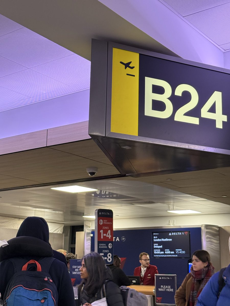 #delta dumping everyone off plane at 4am. No announcement. One employee here to handle 200+ passengers @delta #themostwonderfultimeoftheyear