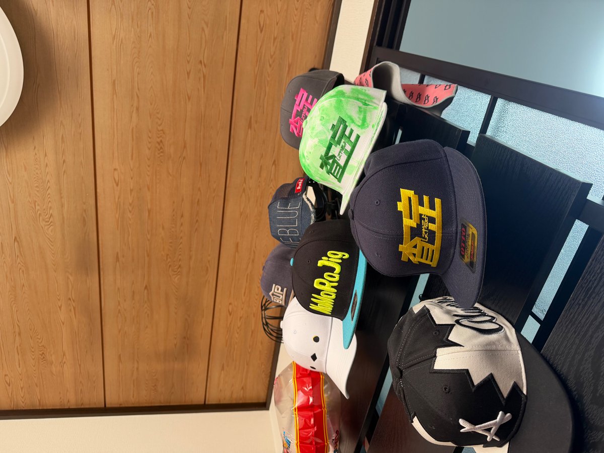 査定キャップ3つ…… なんか買う時に見た見本？にはテッペンにも文字入っ