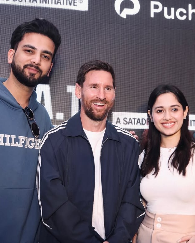 aajtak's tweet photo. फुटबॉलर Lionel Messi से मिले सोशल मीडिया सेंसेशन Elvish Yadav और Jannat Zubair, 

तस्वीरें शेयर करते हुए लिखा: We met Messi!! What an amazing day✨ Welcome to India 🇮🇳 So much love❤️

#LionelMessi #ElvishYadav #JannatZubair #ATPhotoblog #AajTakSocial https://t.co/LHrdSBtRH1