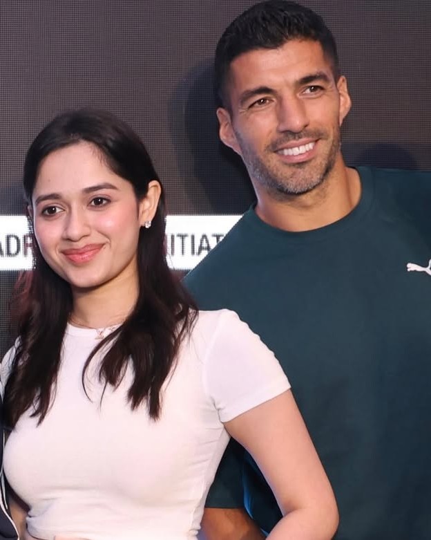 aajtak's tweet photo. फुटबॉलर Lionel Messi से मिले सोशल मीडिया सेंसेशन Elvish Yadav और Jannat Zubair, 

तस्वीरें शेयर करते हुए लिखा: We met Messi!! What an amazing day✨ Welcome to India 🇮🇳 So much love❤️

#LionelMessi #ElvishYadav #JannatZubair #ATPhotoblog #AajTakSocial https://t.co/LHrdSBtRH1