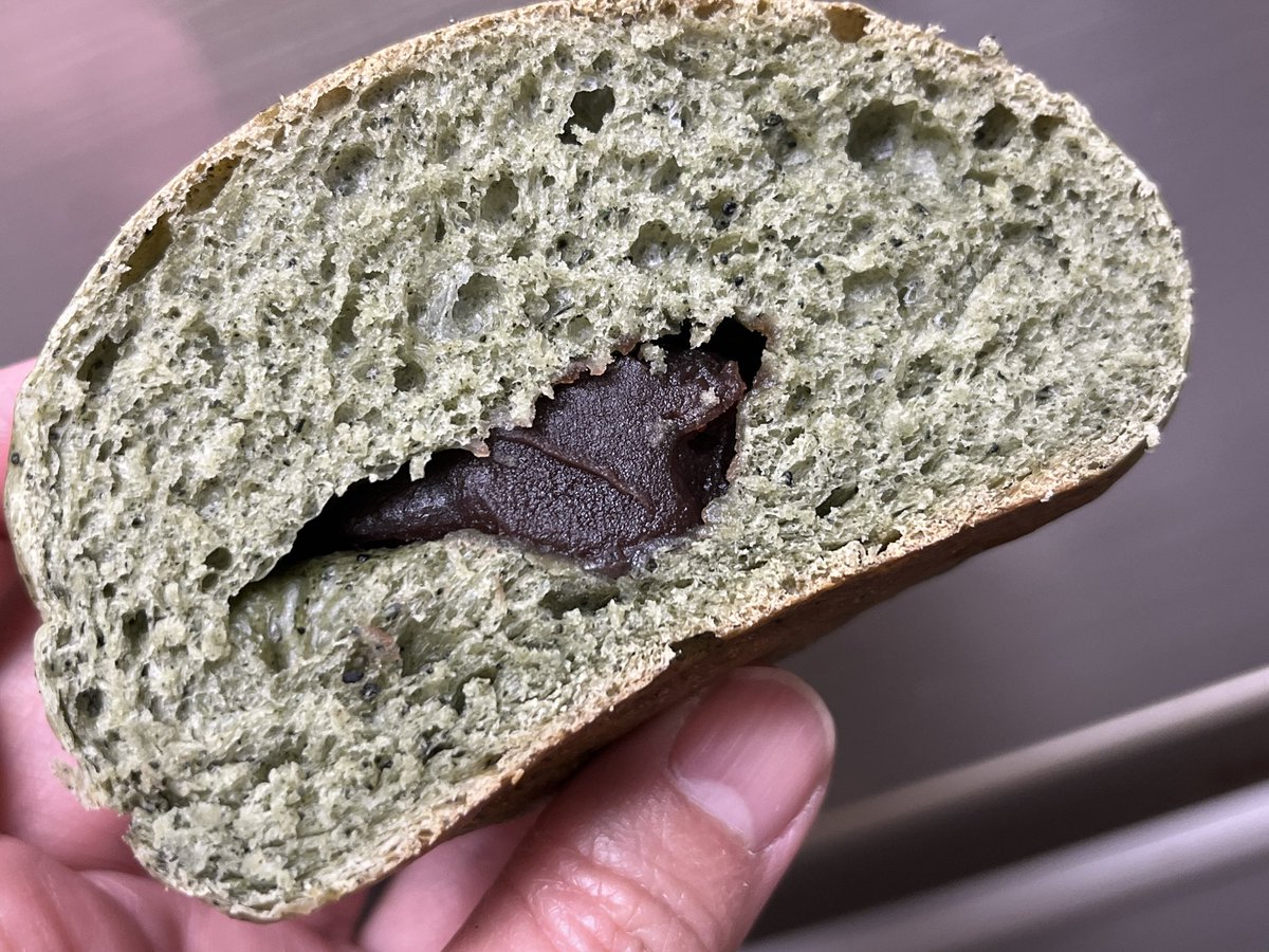 ばんこめ あんこ入りよもぎパン 左ふたつはねじった形にしてみたくて😁 シロウト