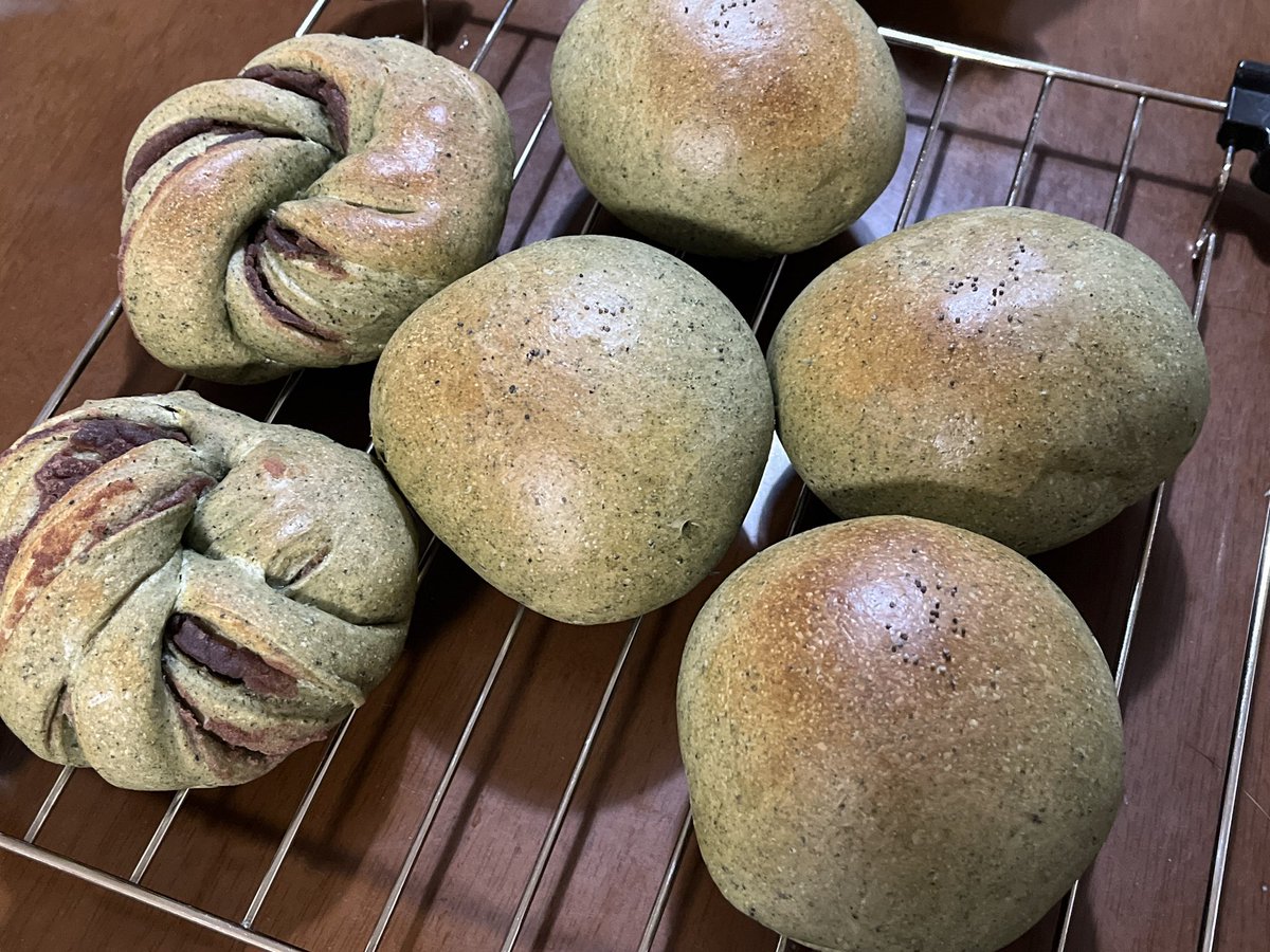 あんこ入りよもぎパン 左ふたつはねじった形にしてみたくて😁 シロウト