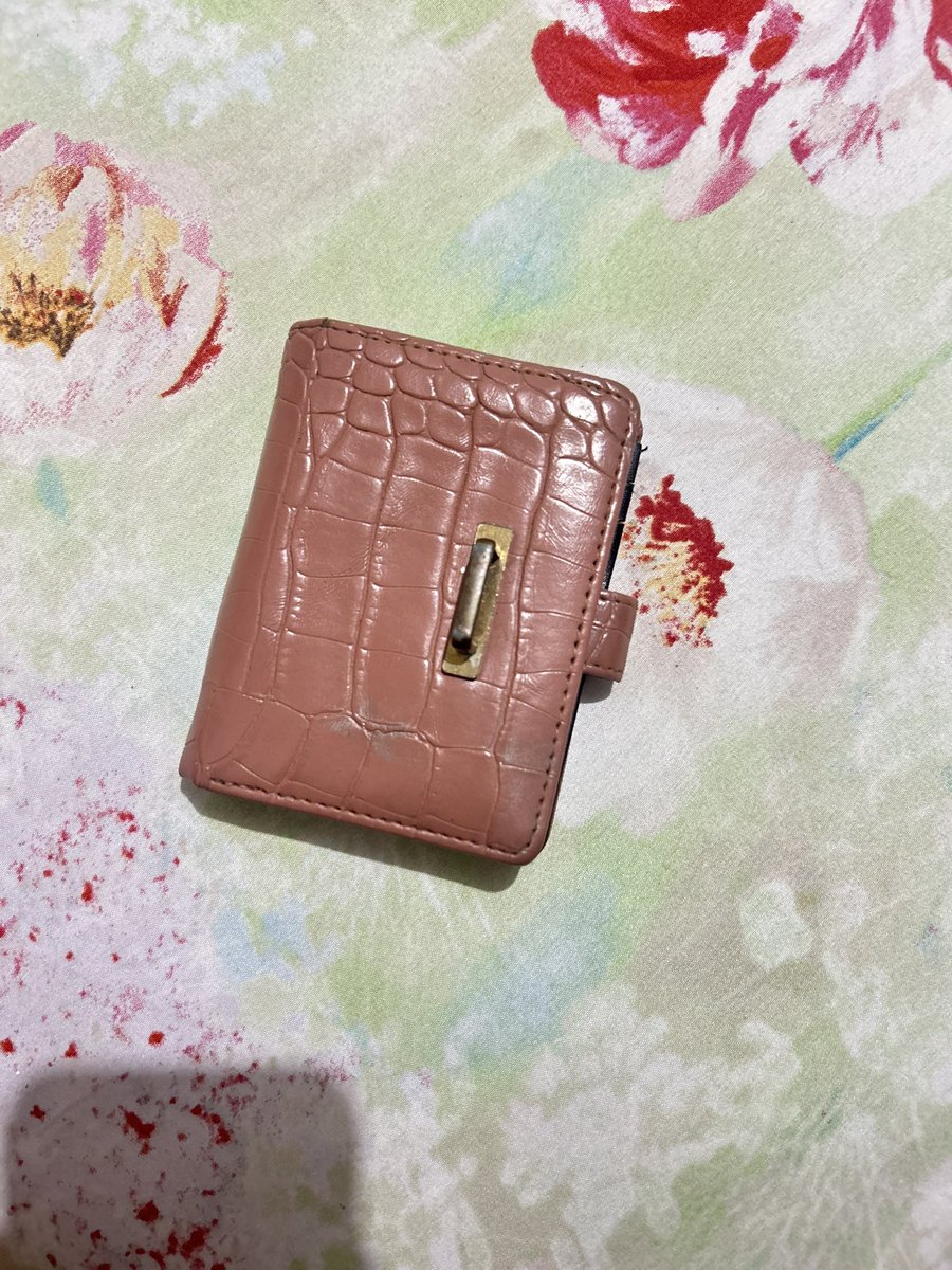 pizcheez's tweet photo. wts preloved dompet mini wallet 7k co 🍊 ship by JNE
minus liat di foto terakhir ada luntur warna tapi ngga terlalu keliatan https://t.co/IJMYhrbGPr