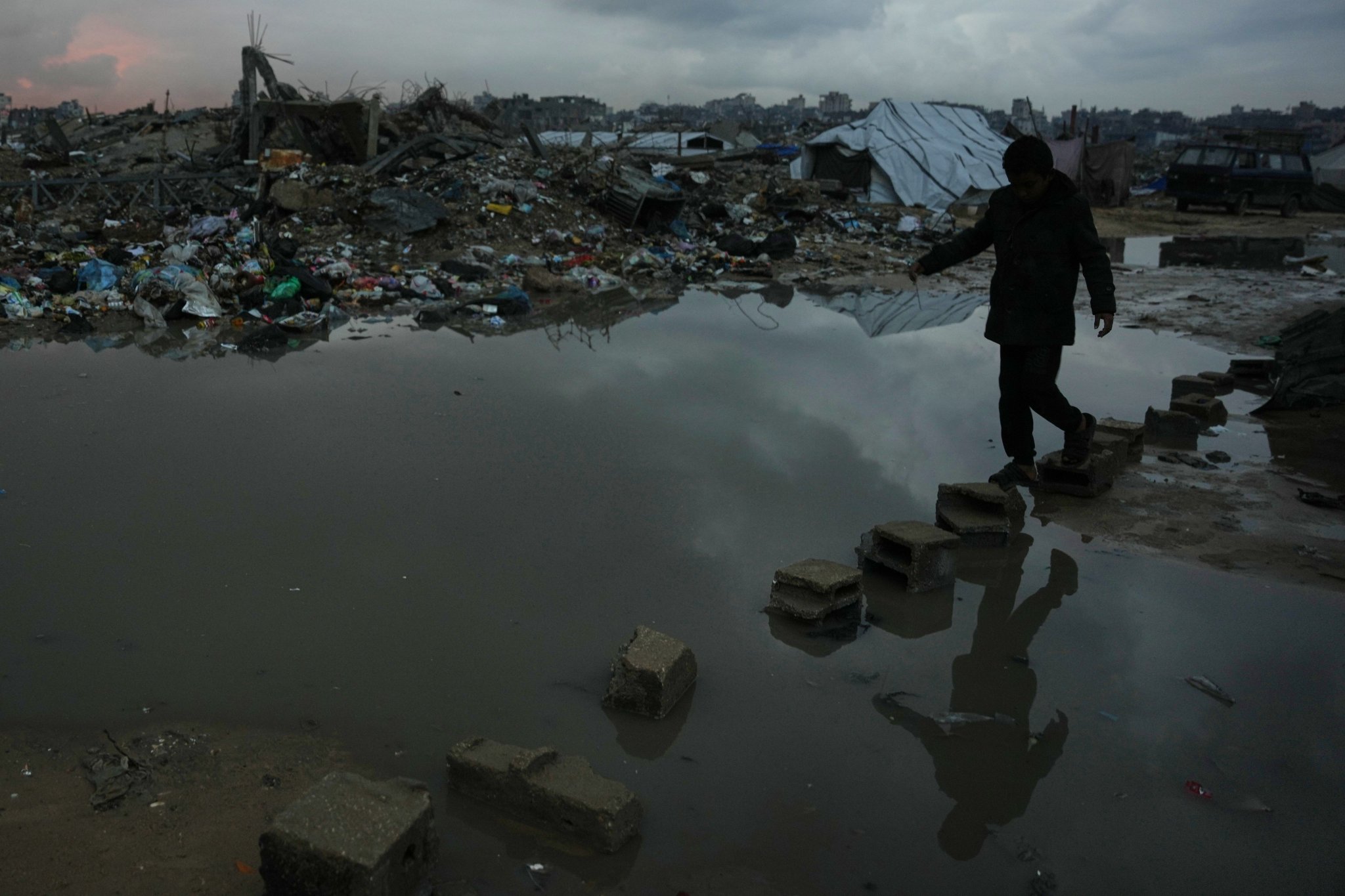 عاجل الدفاع المدني في غزة يعلن بدء البحث عن جثامين تحت الأنقاض ويدعو لإدخال معدات ثقيلة 