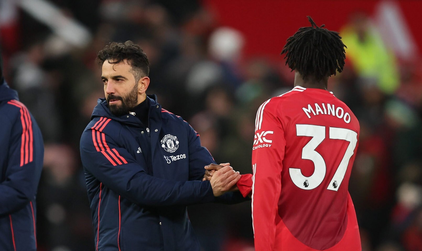 ميترو | مدرب مانشستر يونايتد، روبن أموريم، سيمنع رحيل لاعب الوسط الإنجليزي الشاب كوبي ماينو (20 عامًا) خلال فترة الانتقالات الشتوية في يناير، وذلك رغم اهتمام نابولي بضمه.. من المتوقع أن يحصل ماينو على دقائق لعب أكبر قريبًا مع توجه برايان مبويمو وأماد ديالو للمشاركة في كأس أمم أفريقيا.. وتشير التوقعات إلى إمكانية مشاركة برونو فيرنانديز في دور أكثر تقدمًا، ما يفتح المجال أمام ماينو للتواجد ضمن التشكيلة الأساسية 