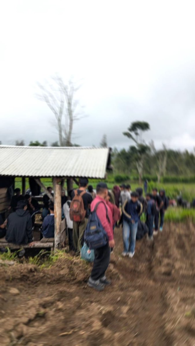 CentralsSC's tweet image. Banyaknya penggundulan kebun teh di Pangalengan, hari Minggu kemarin menanam pohon bersama rekan-rekan lainnya, walau masih terbilang "kecil" semoga bisa besar dan berlanjut dikemudian hari.

Nuhun @378_BOBOTOH + Bandung Friday Football Stret #Rispek🫡