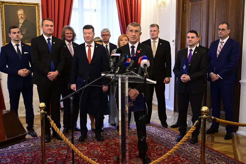 TPodrapsky's tweet photo. Je to tady!  Dnes byla jmenována nejhorší vláda od roku 1989. Tahle vláda je ukázkovým příkladem toho, že dezinformace, manipulace a lži na lidi fungují. https://t.co/5Nm4mO51Y3