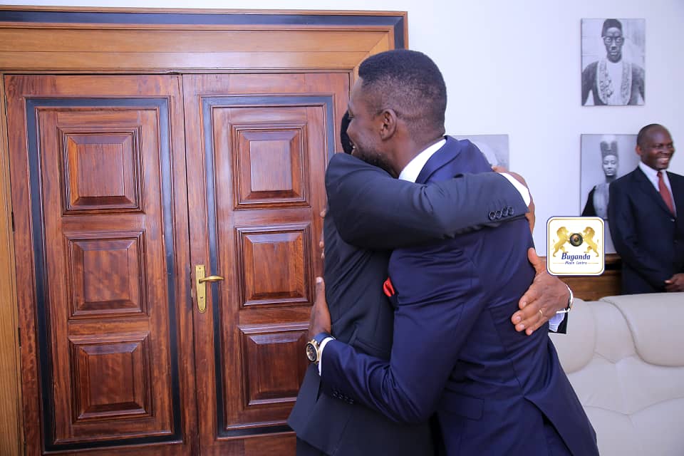 ODdembe's tweet photo. Ekiriwo kati;
President wa National Unity Platform, Hon. Robert Kyagulanyi Ssentamu atuuse ku Bulange okusisinkana Katikkiro ne ba minisita ba Kabaka okubanjulira enteekateeka ze mu kaweefube gwaliko ow'okunoonya akalulu ku bukulembeze bw'eggwanga. https://t.co/RAt5eXsLQ4