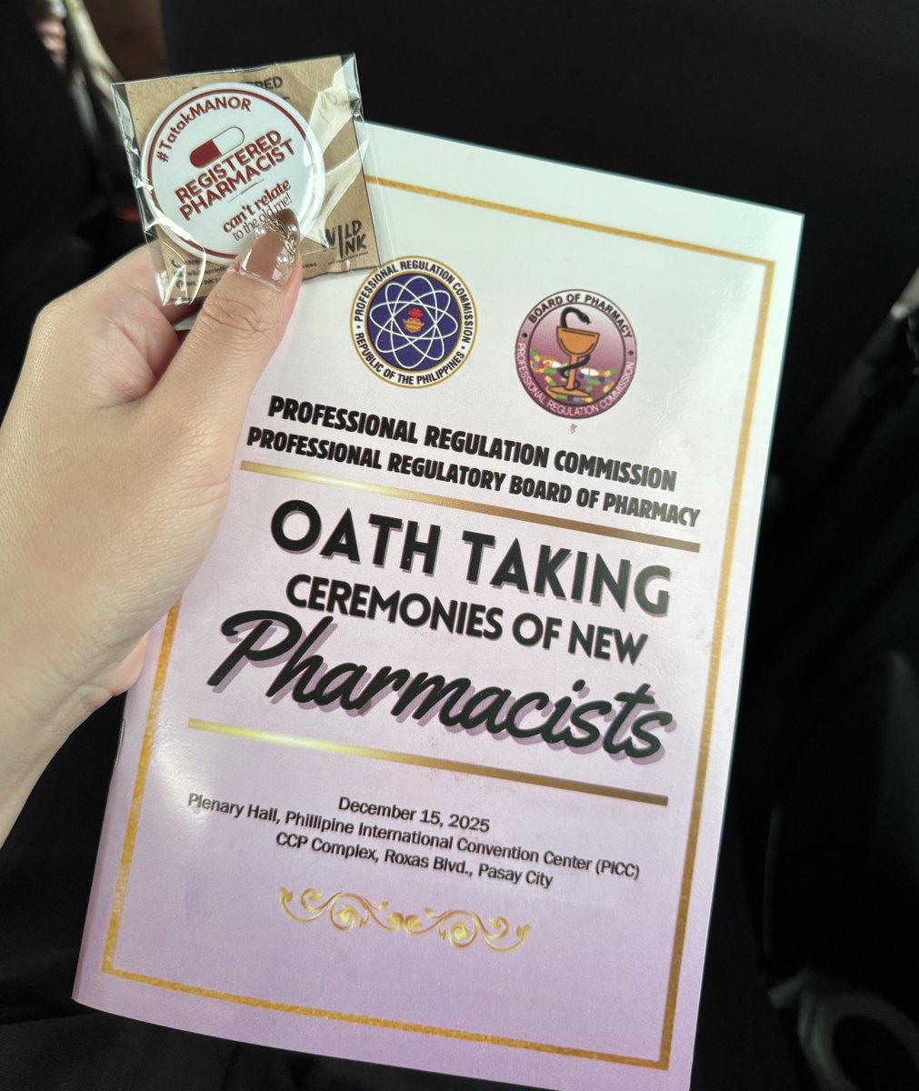 riesperiedone's tweet photo. july  |  dec
nung july, lapis na pinatasa ko kay doc nico yung hawak ko 
pero ngayong dec, booklet na ng oath-taking ceremony yung nasa kamay ko uhuhuhuhuhuhu 🙏🥹

SALAMAT MANOR!! ❤️❤️
#TatakMANOR

ily doc- emeH HINDEHH 🦊 https://t.co/lFtLZ8ua2e