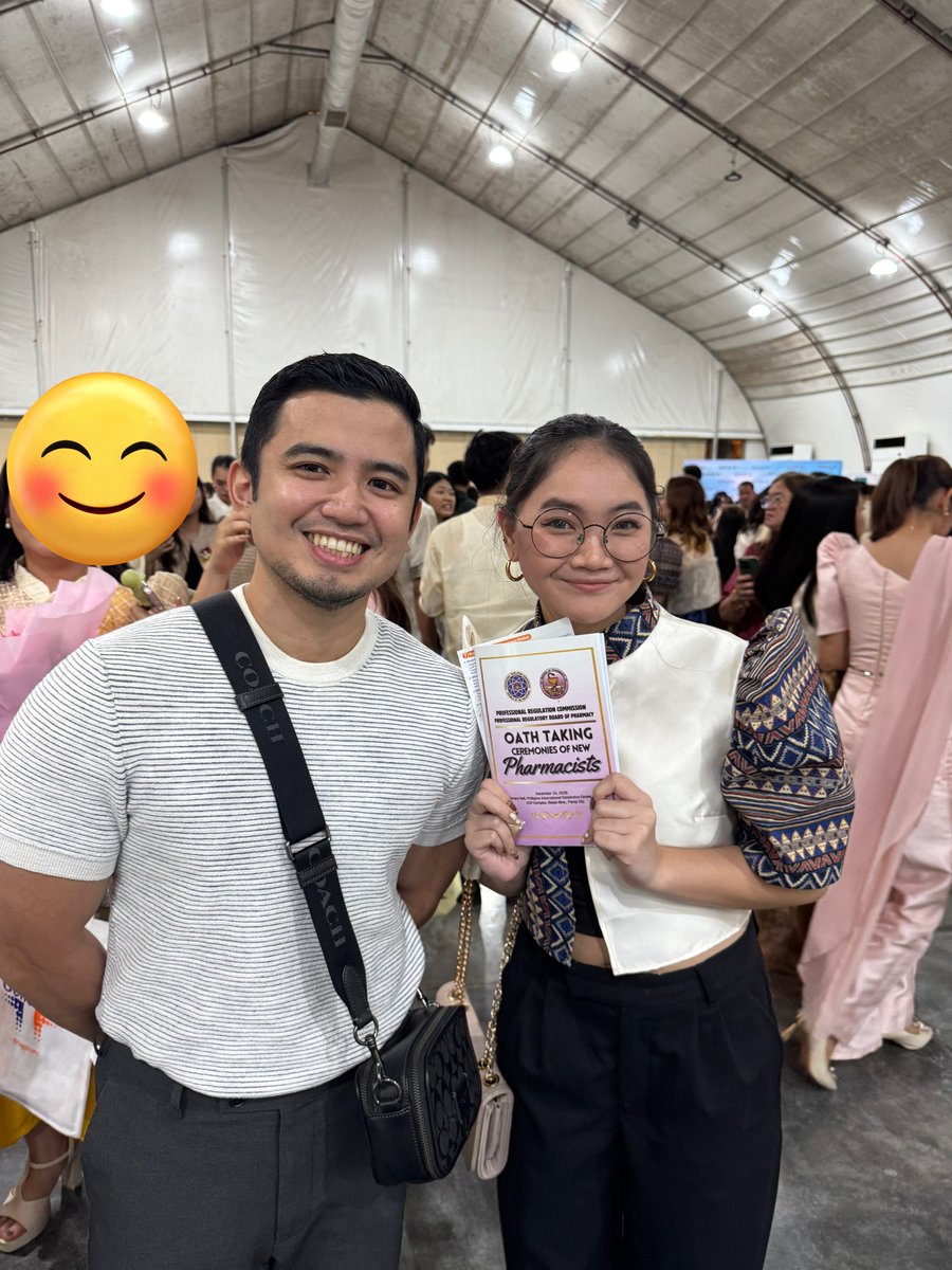 riesperiedone's tweet photo. july  |  dec
nung july, lapis na pinatasa ko kay doc nico yung hawak ko 
pero ngayong dec, booklet na ng oath-taking ceremony yung nasa kamay ko uhuhuhuhuhuhu 🙏🥹

SALAMAT MANOR!! ❤️❤️
#TatakMANOR

ily doc- emeH HINDEHH 🦊 https://t.co/lFtLZ8ua2e