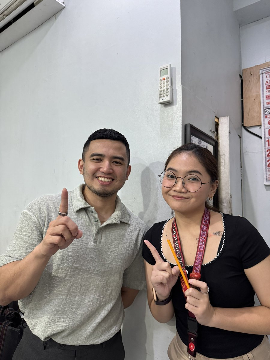 riesperiedone's tweet photo. july  |  dec
nung july, lapis na pinatasa ko kay doc nico yung hawak ko 
pero ngayong dec, booklet na ng oath-taking ceremony yung nasa kamay ko uhuhuhuhuhuhu 🙏🥹

SALAMAT MANOR!! ❤️❤️
#TatakMANOR

ily doc- emeH HINDEHH 🦊 https://t.co/lFtLZ8ua2e